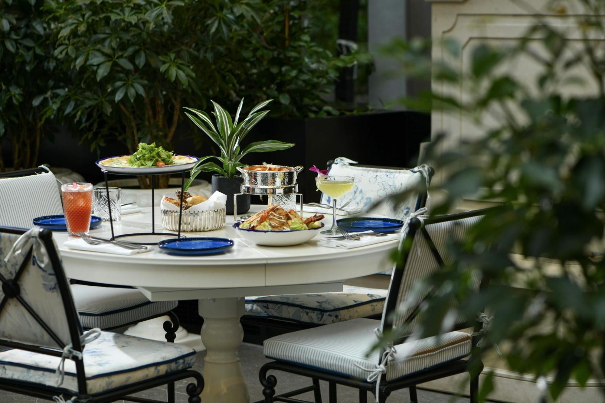Banyan Tree Doha At La Cigale Mushaireb Eksteriør billede A table set for afternoon tea at the Mandarin Oriental, Paris